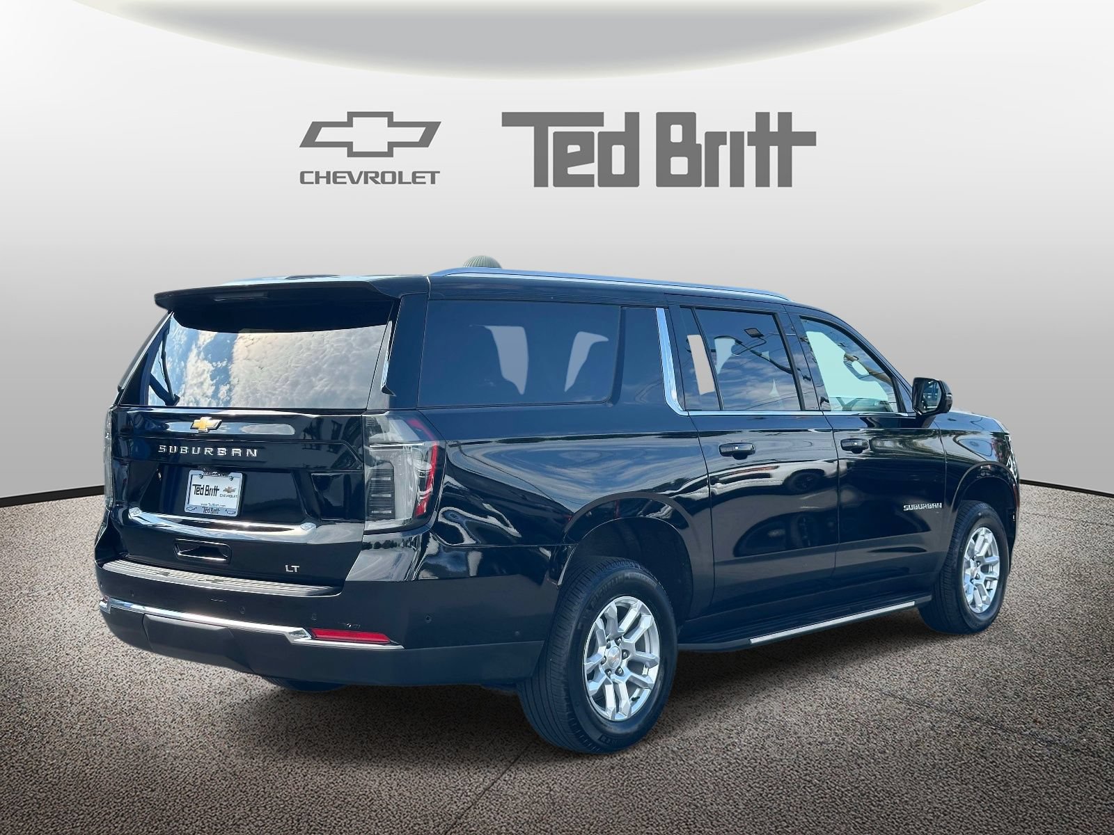 Certified 2026 Chevrolet Suburban LT w/ Comfort Package AWD/4WD image 4