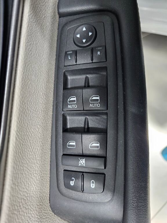Used 2023 Chrysler Pacifica Touring-L image 33