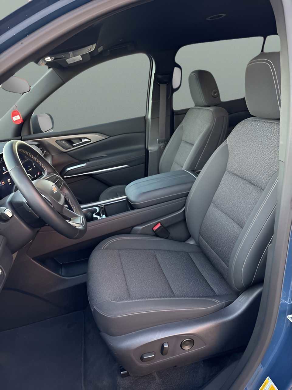 Used 2025 Chevrolet Traverse LT image 10