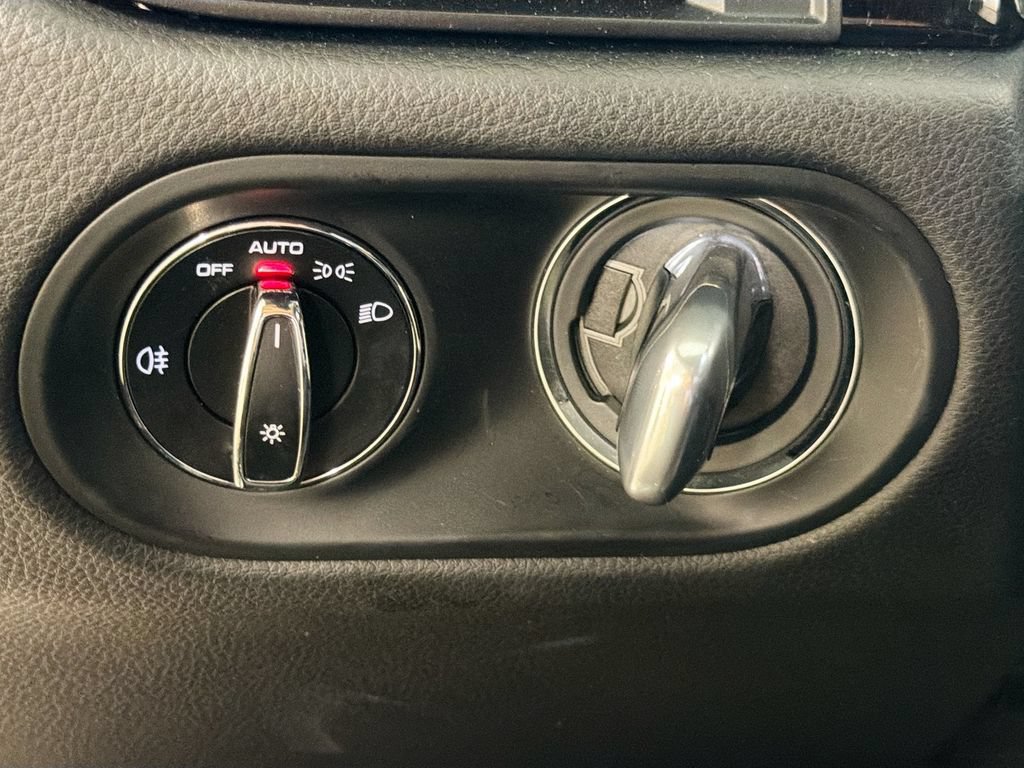 Certified 2022 Porsche Macan S AWD/4WD image 11