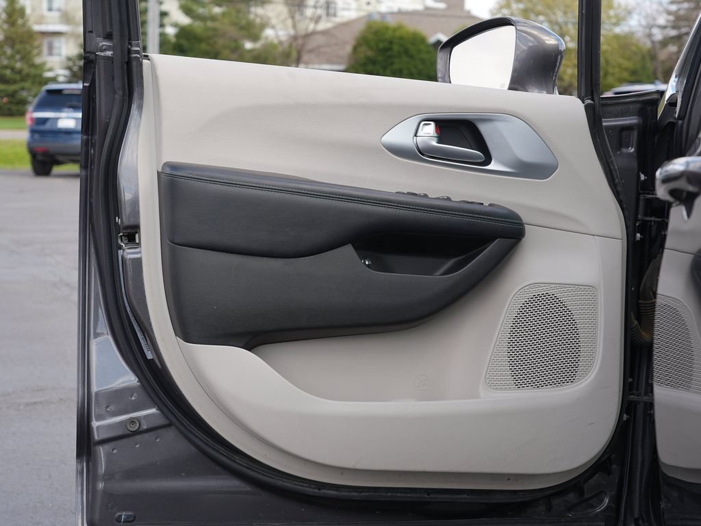 Used 2017 Chrysler Pacifica Touring Plus FWD image 14