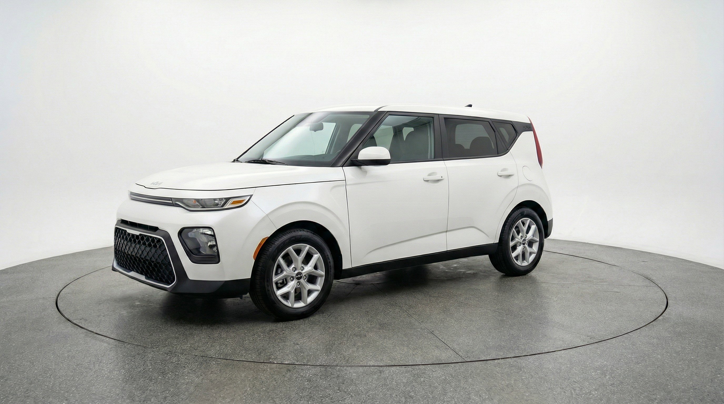 Used 2025 Kia Soul LX w/ LX Technology Package FWD image 3