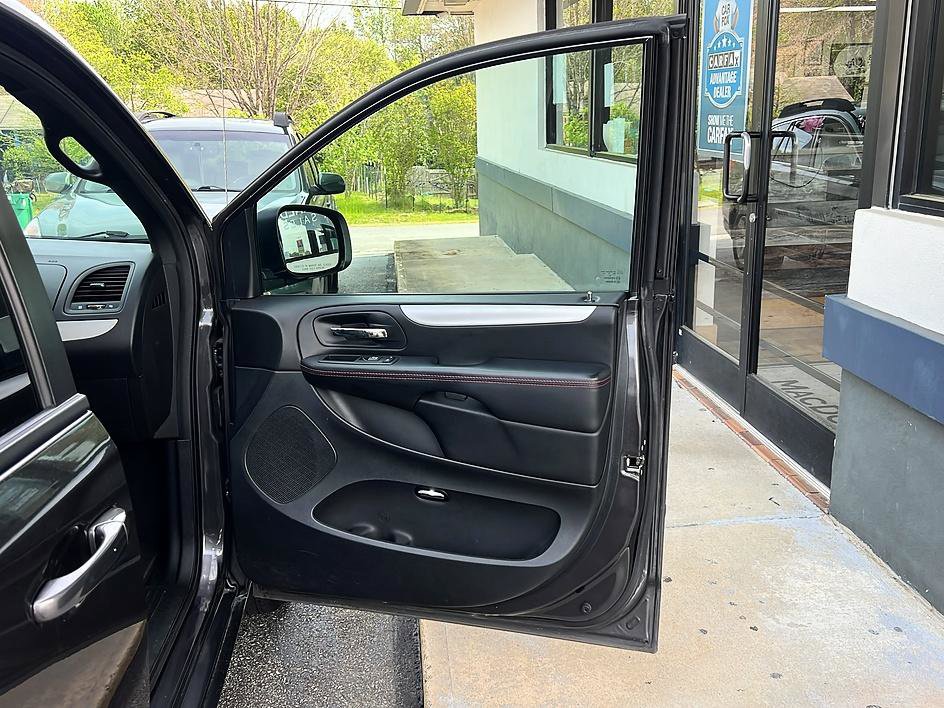 Used 2017 Dodge Grand Caravan GT image 33