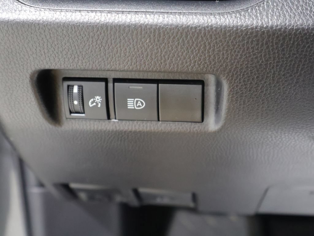 Used 2025 Toyota RAV4 LE AWD/4WD image 32
