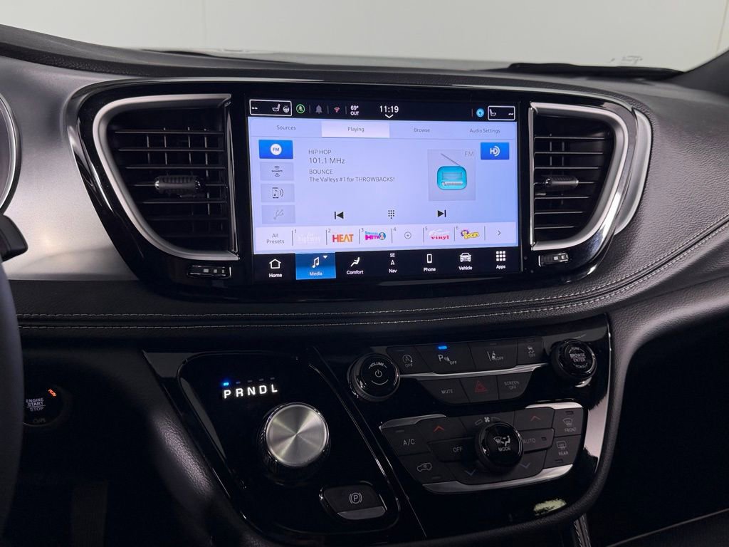 Certified 2026 Chrysler Pacifica Limited FWD image 15