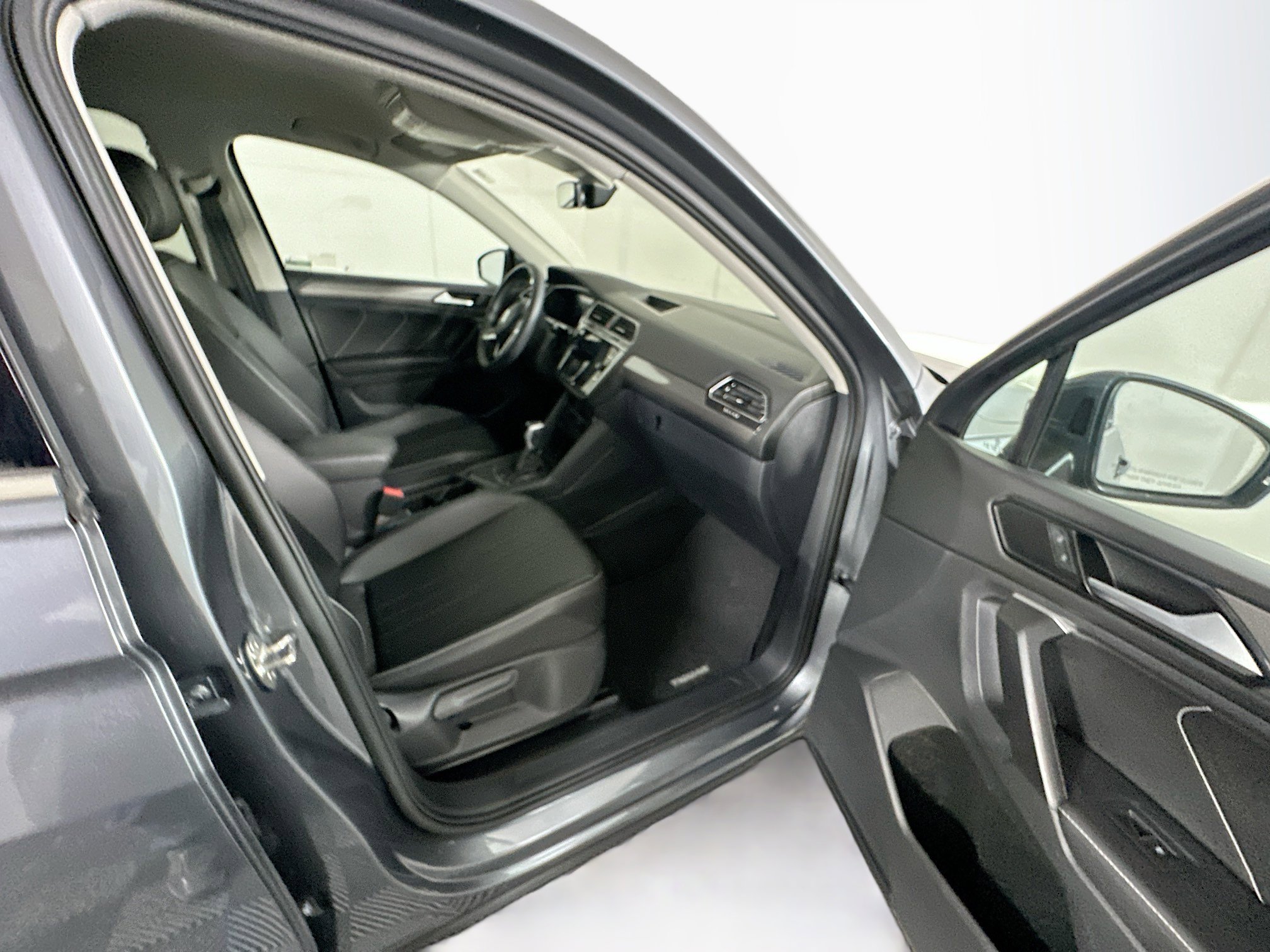 Used 2024 Volkswagen Tiguan SE image 31