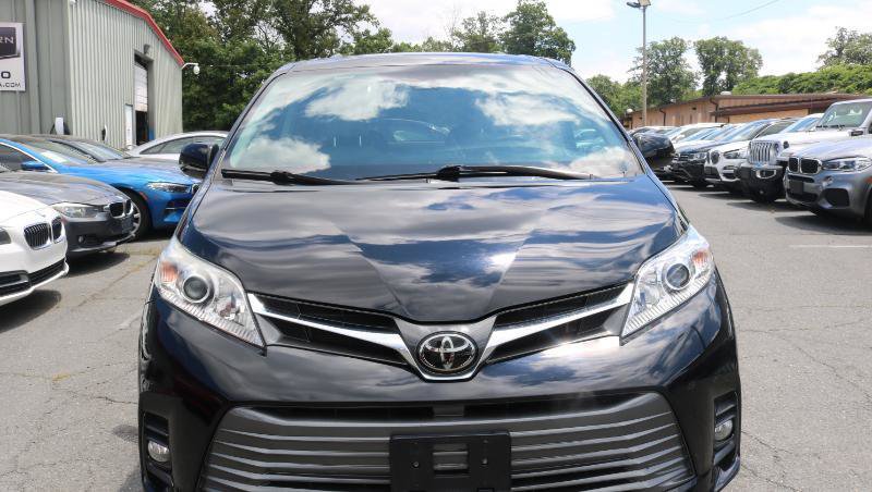 Used 2020 Toyota Sienna XLE AWD/4WD image 2