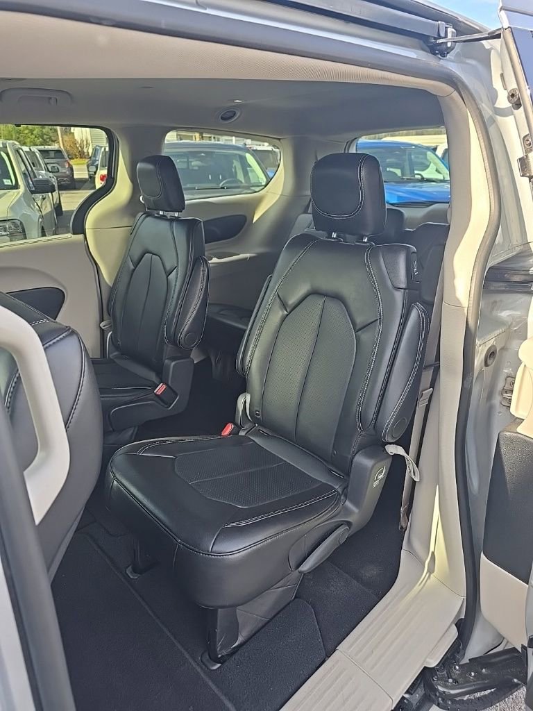 Used 2024 Chrysler Pacifica Touring-L image 12
