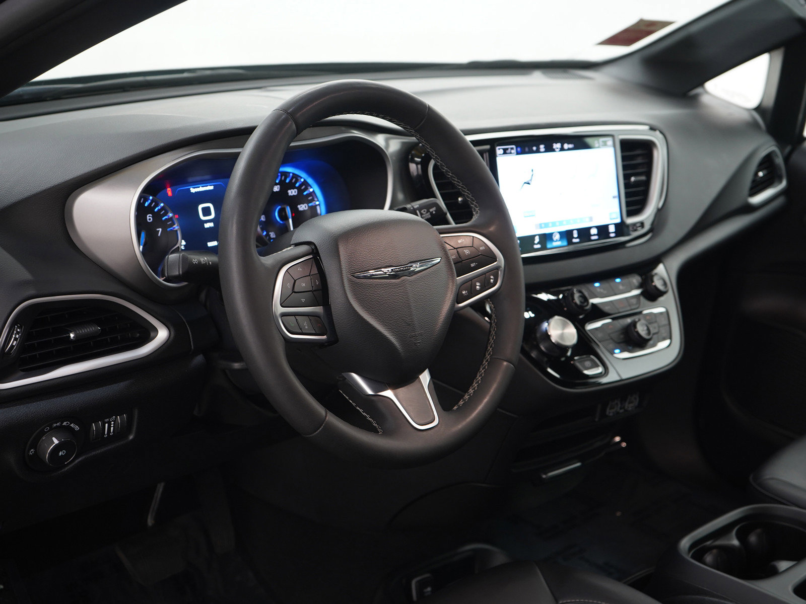 Used 2025 Chrysler Pacifica Select FWD image 24