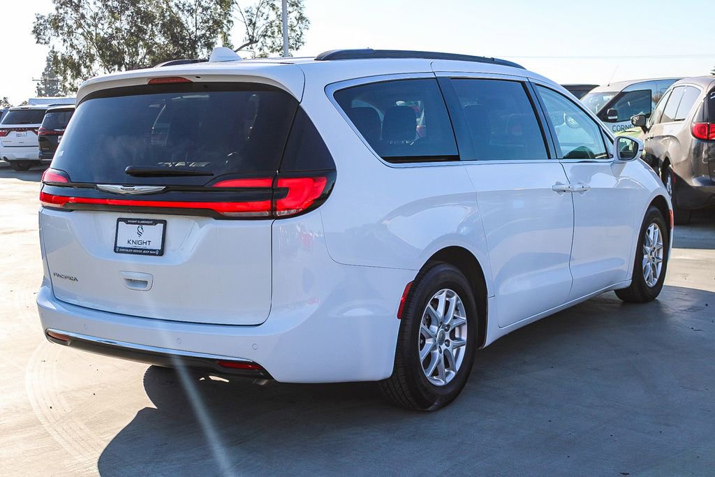 Used 2022 Chrysler Pacifica Touring-L image 6