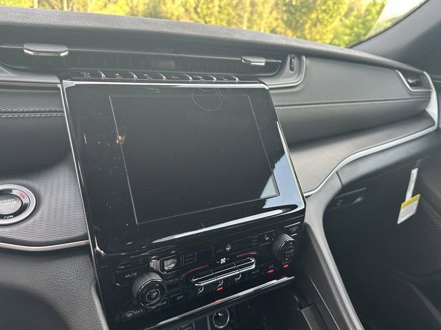 New 2025 Jeep Grand Cherokee L Laredo image 24