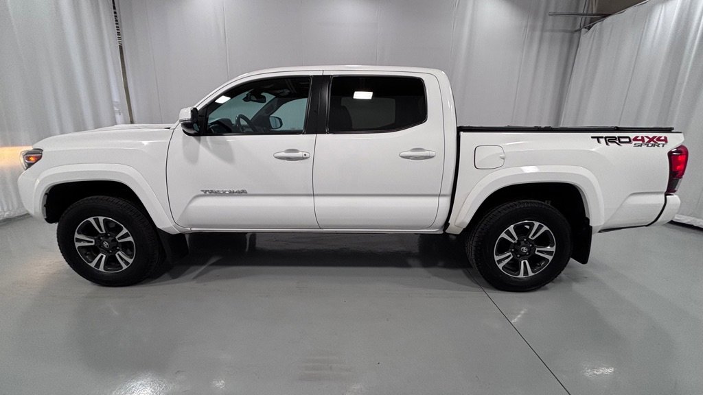 Used 2019 Toyota Tacoma TRD Sport AWD/4WD image 8