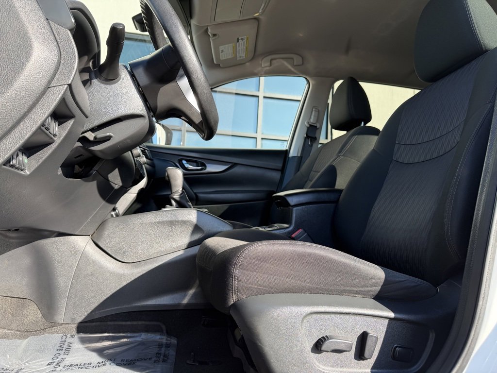 Used 2020 Nissan Rogue SV image 11