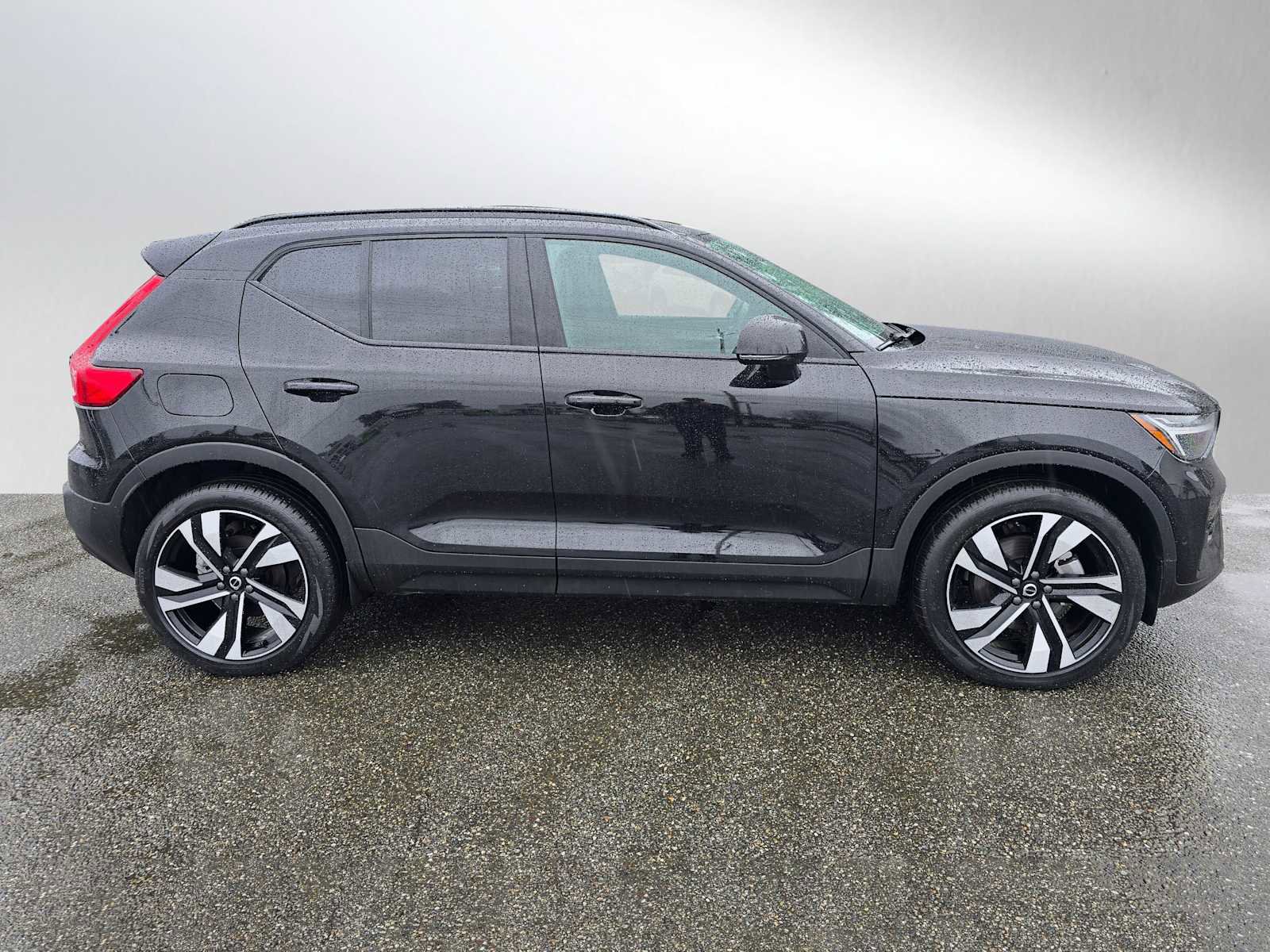 Used 2025 Volvo XC40 B5 Plus AWD/4WD image 2