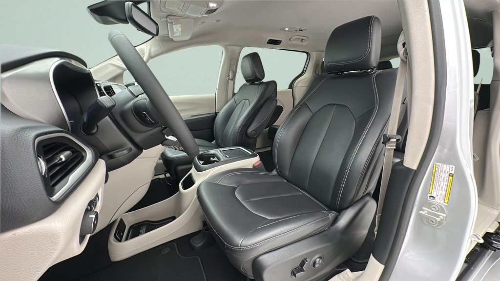 Used 2024 Chrysler Pacifica Touring-L FWD image 16