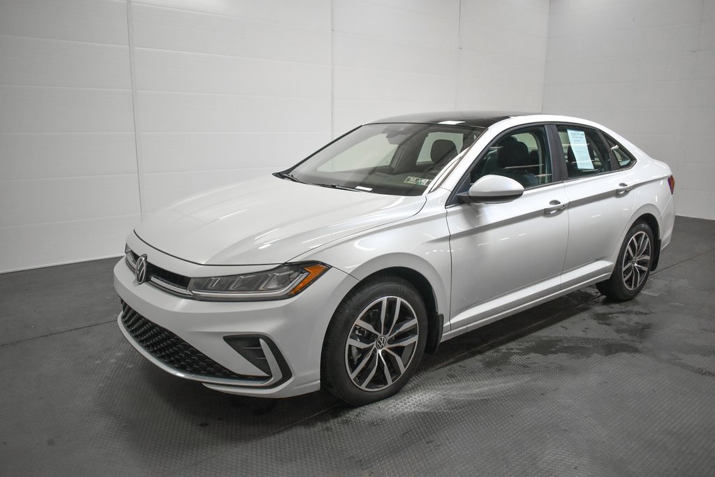 Used 2025 Volkswagen Jetta SE image 3