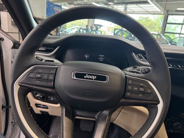 Used 2024 Jeep Grand Cherokee Limited AWD/4WD image 19