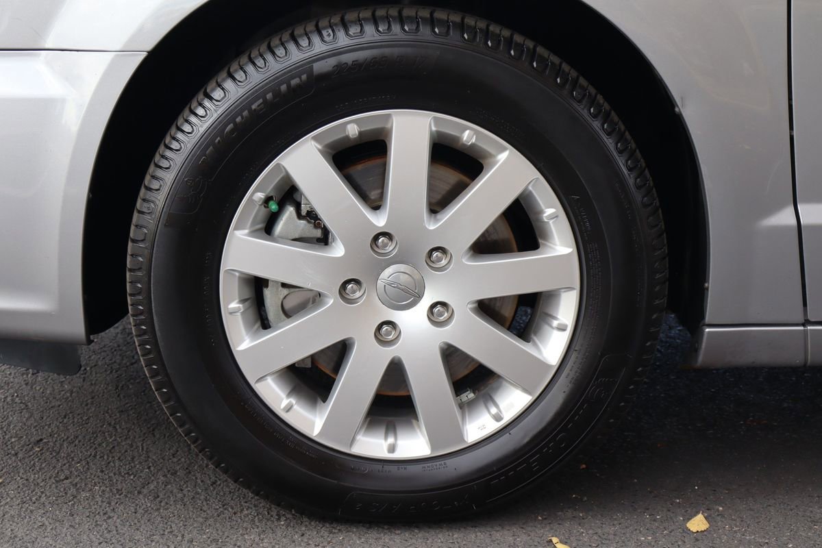 Used 2013 Chrysler Town & Country Touring image 41