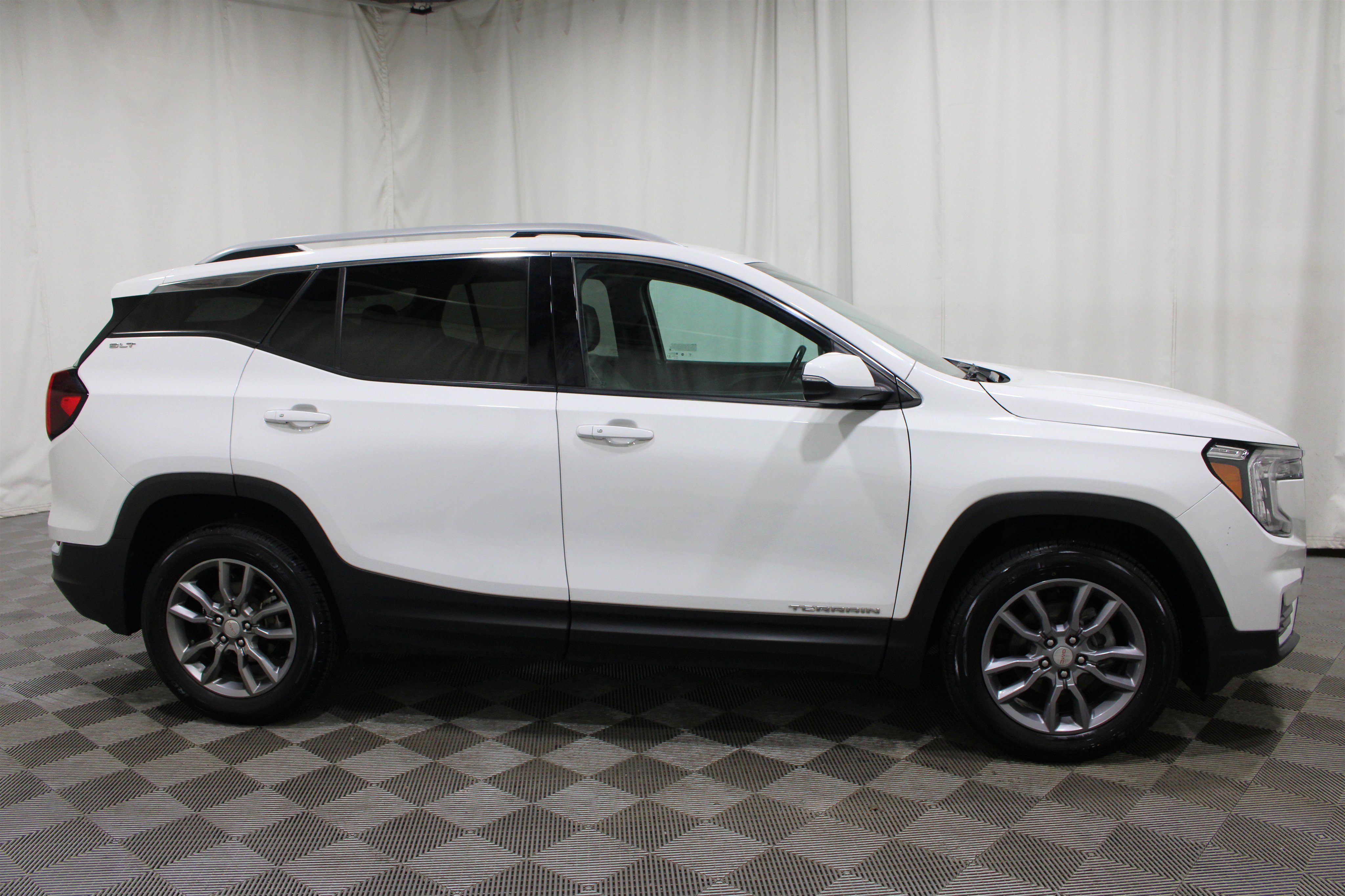 Used 2023 GMC Terrain SLT AWD/4WD image 30