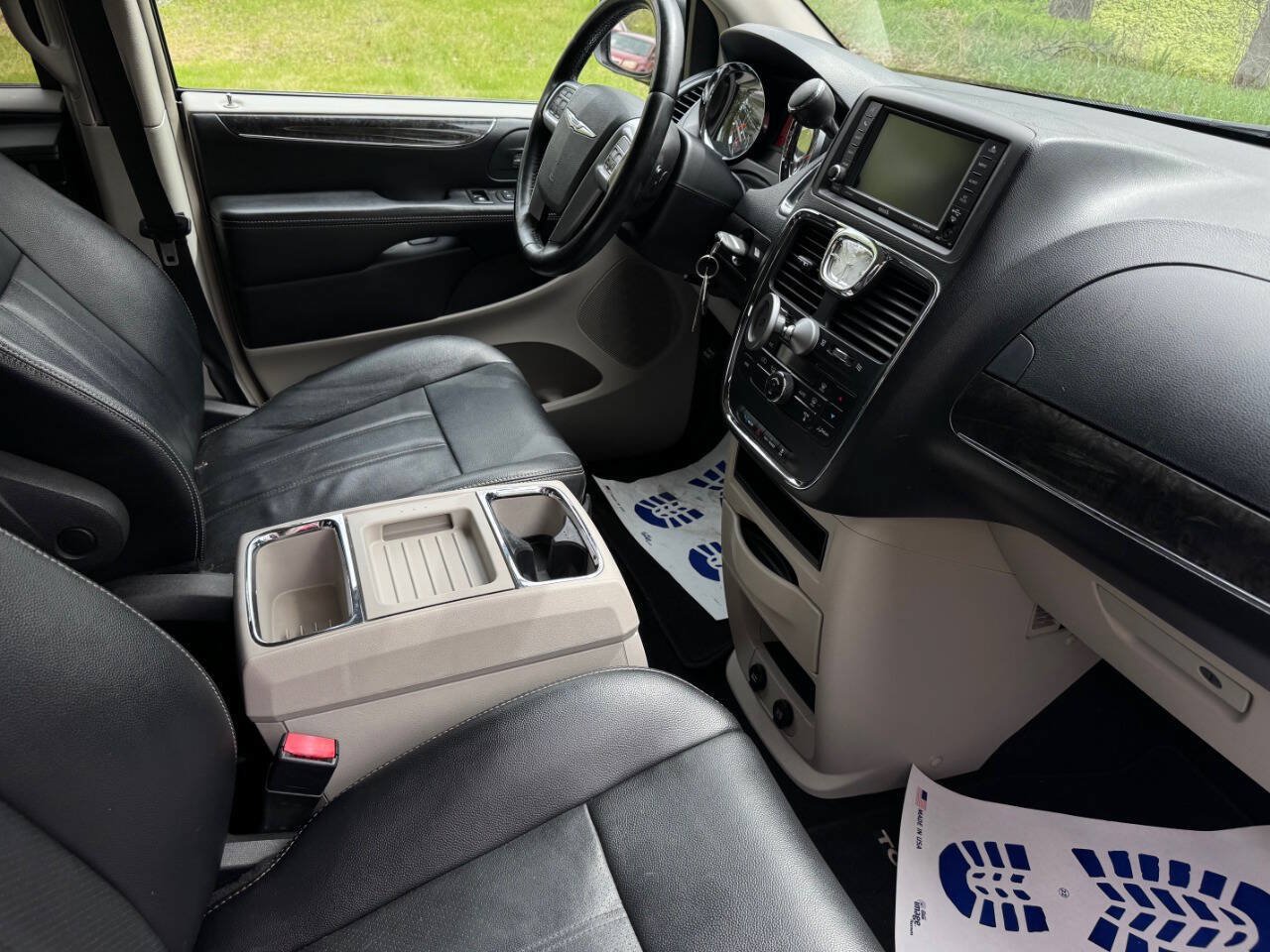 Used 2012 Chrysler Town & Country Touring FWD image 11