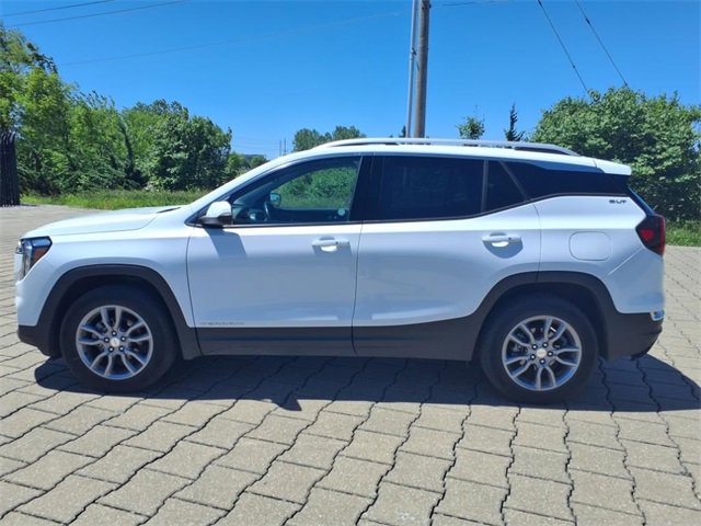 Used 2024 GMC Terrain SLT image 2