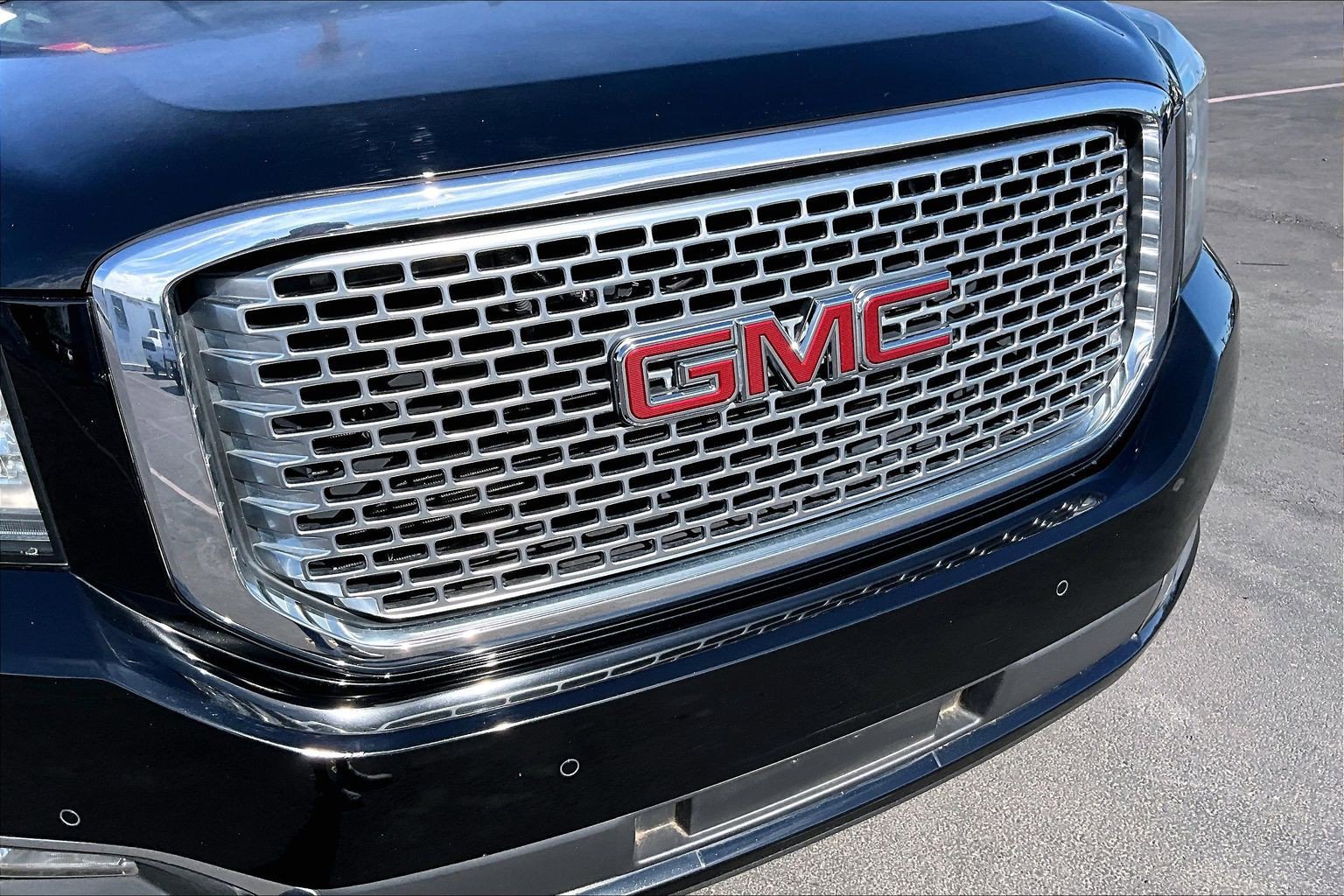 Used 2015 GMC Yukon Denali w/ Premium Package AWD/4WD image 30