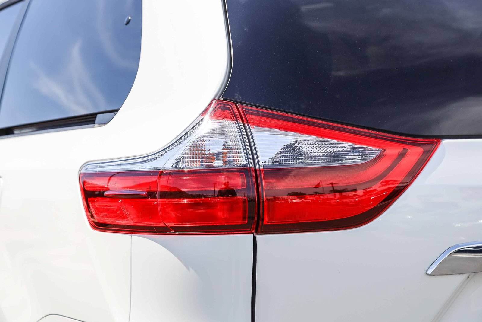 Certified 2020 Toyota Sienna Limited w/ Preferred Accessory Package FWD image 7