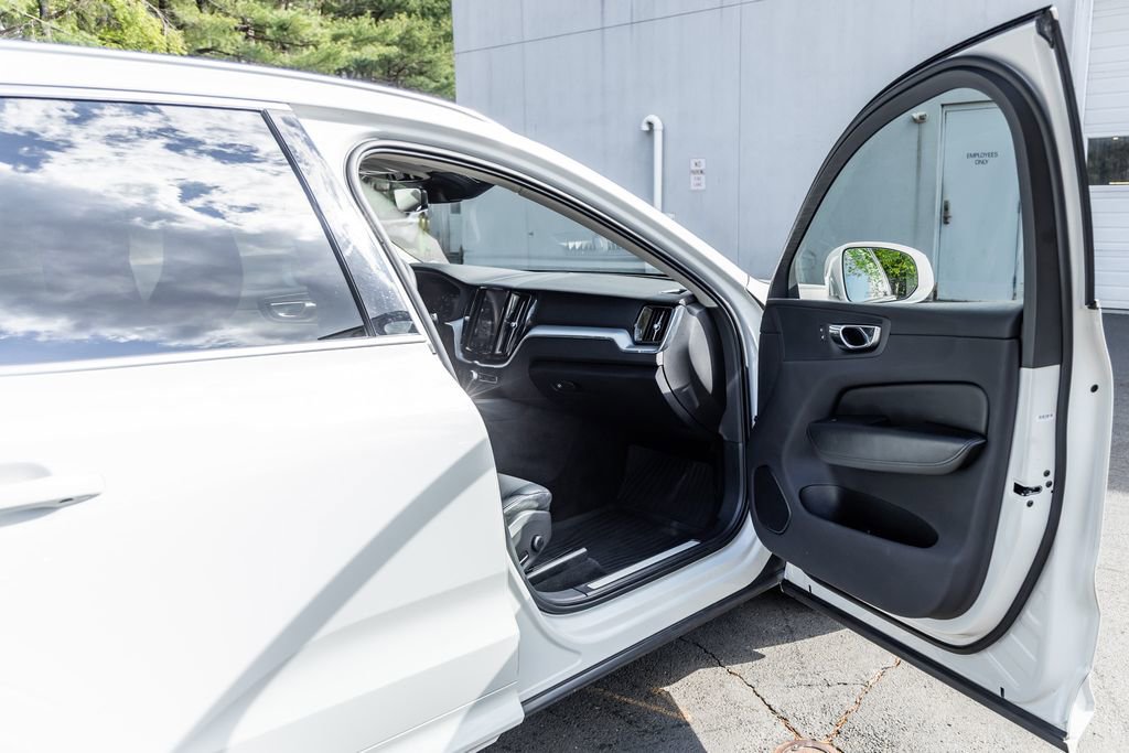Used 2020 Volvo XC60 T6 Momentum AWD/4WD image 15