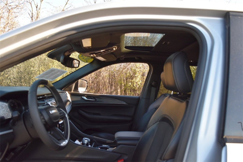 Used 2024 Jeep Grand Cherokee Altitude image 15