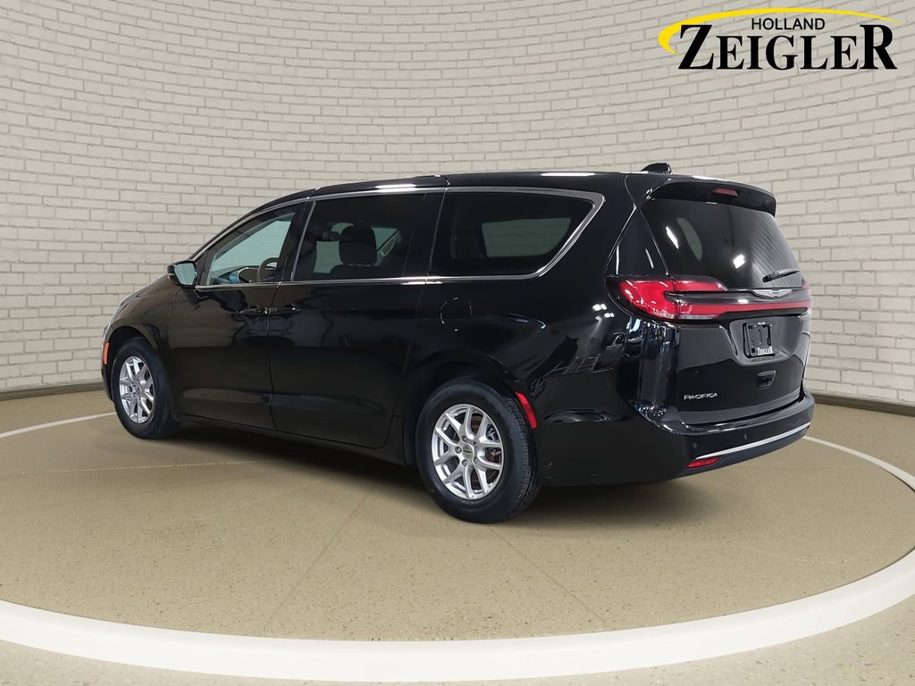 Used 2024 Chrysler Pacifica Touring-L image 7