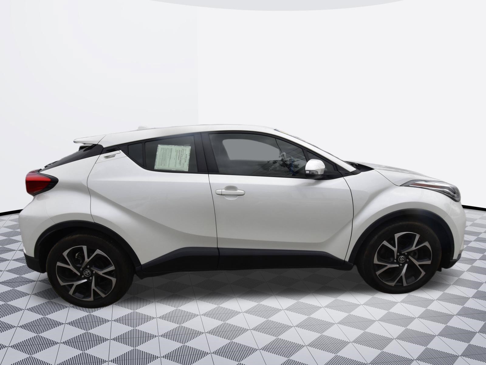 Used 2021 Toyota C-HR XLE FWD image 3