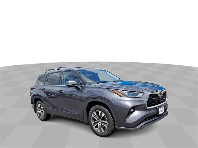 Used 2022 Toyota Highlander XLE image 2