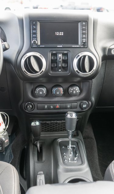 Used 2017 Jeep Wrangler Unlimited Rubicon w/ Connectivity Group image 16