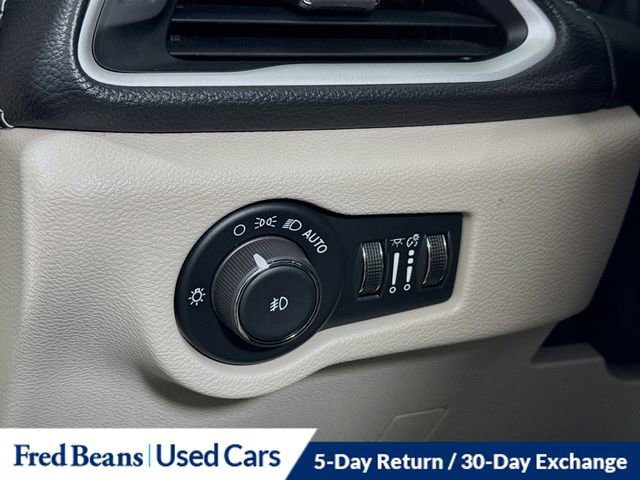 Used 2024 Chrysler Pacifica Limited FWD image 15