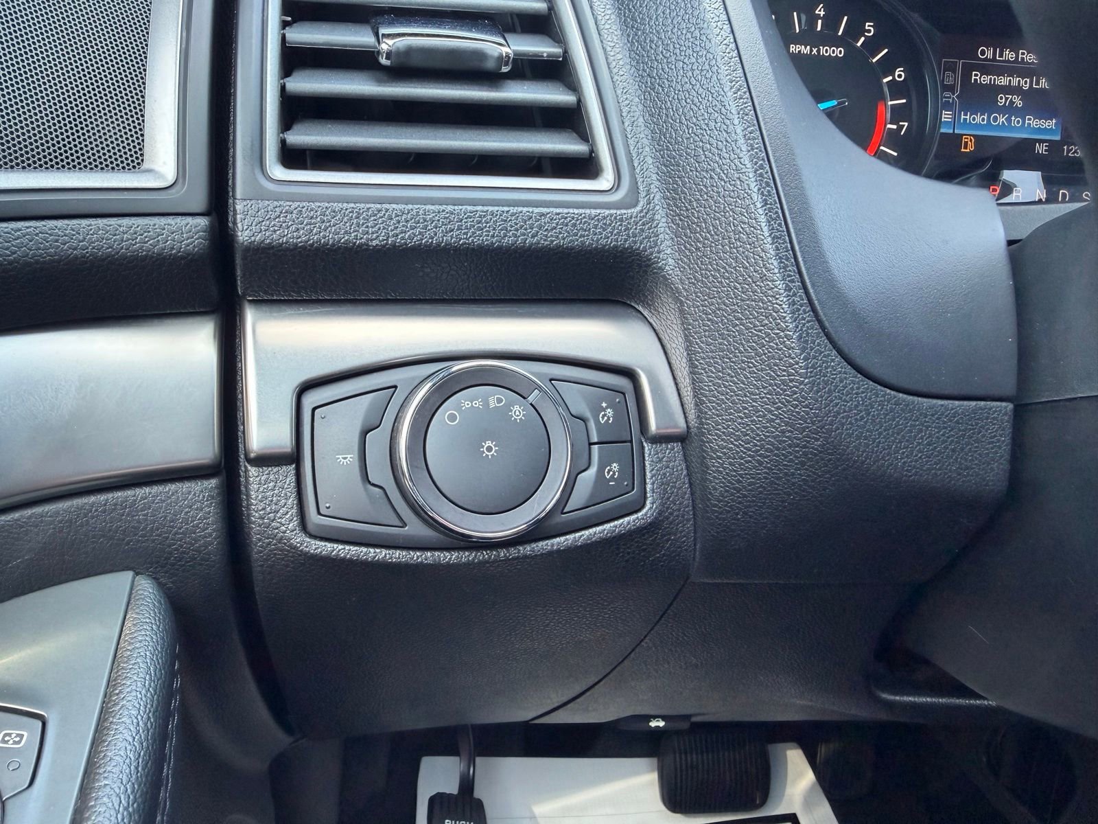 Used 2018 Ford Explorer XLT FWD image 24