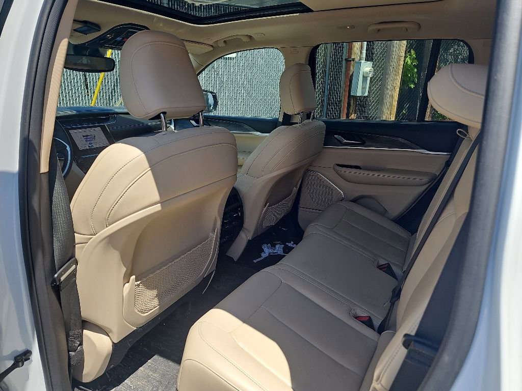 Used 2022 Jeep Grand Cherokee Limited AWD/4WD image 9
