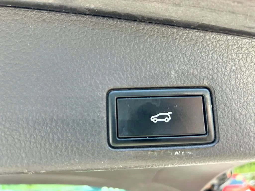 Used 2016 Volkswagen Touareg TDI AWD/4WD image 14