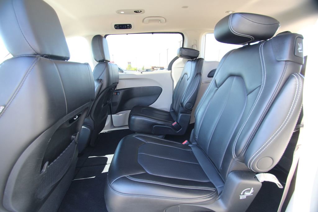 Used 2024 Chrysler Pacifica Touring-L FWD image 7