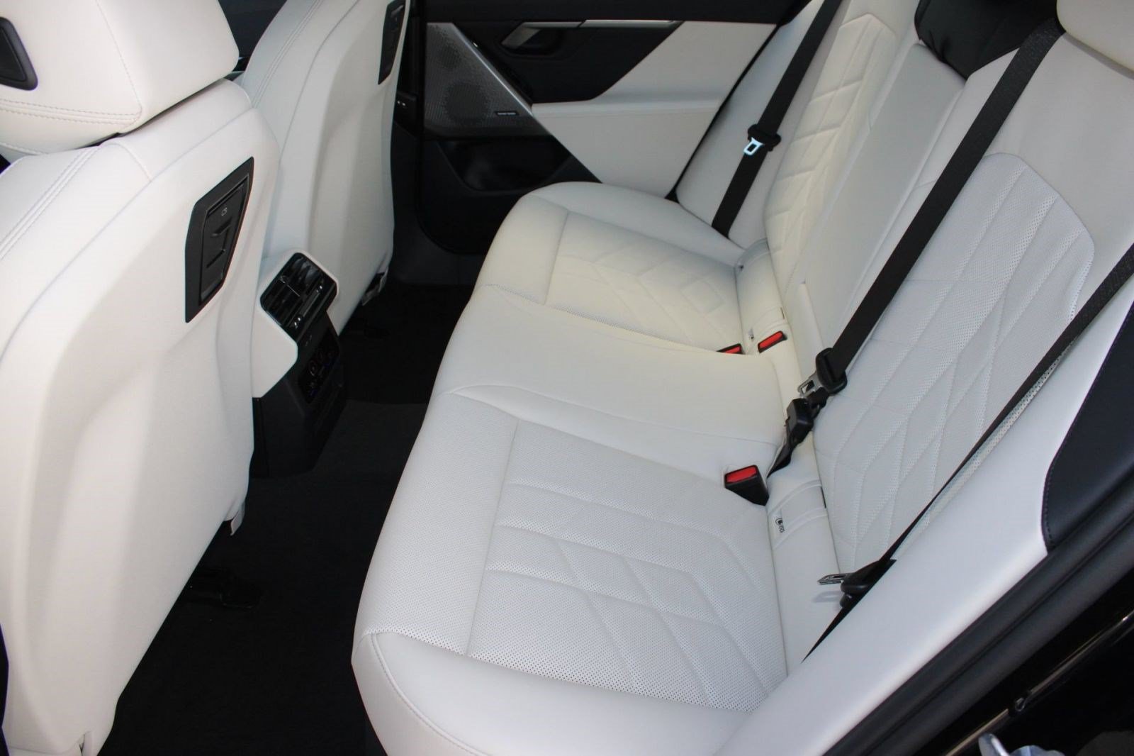 Used 2026 BMW 530i w/ Premium Package RWD image 22