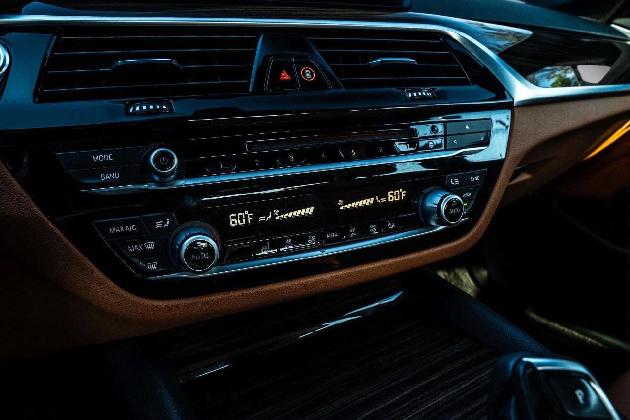 Used 2019 BMW 530e xDrive w/ Convenience Package image 19