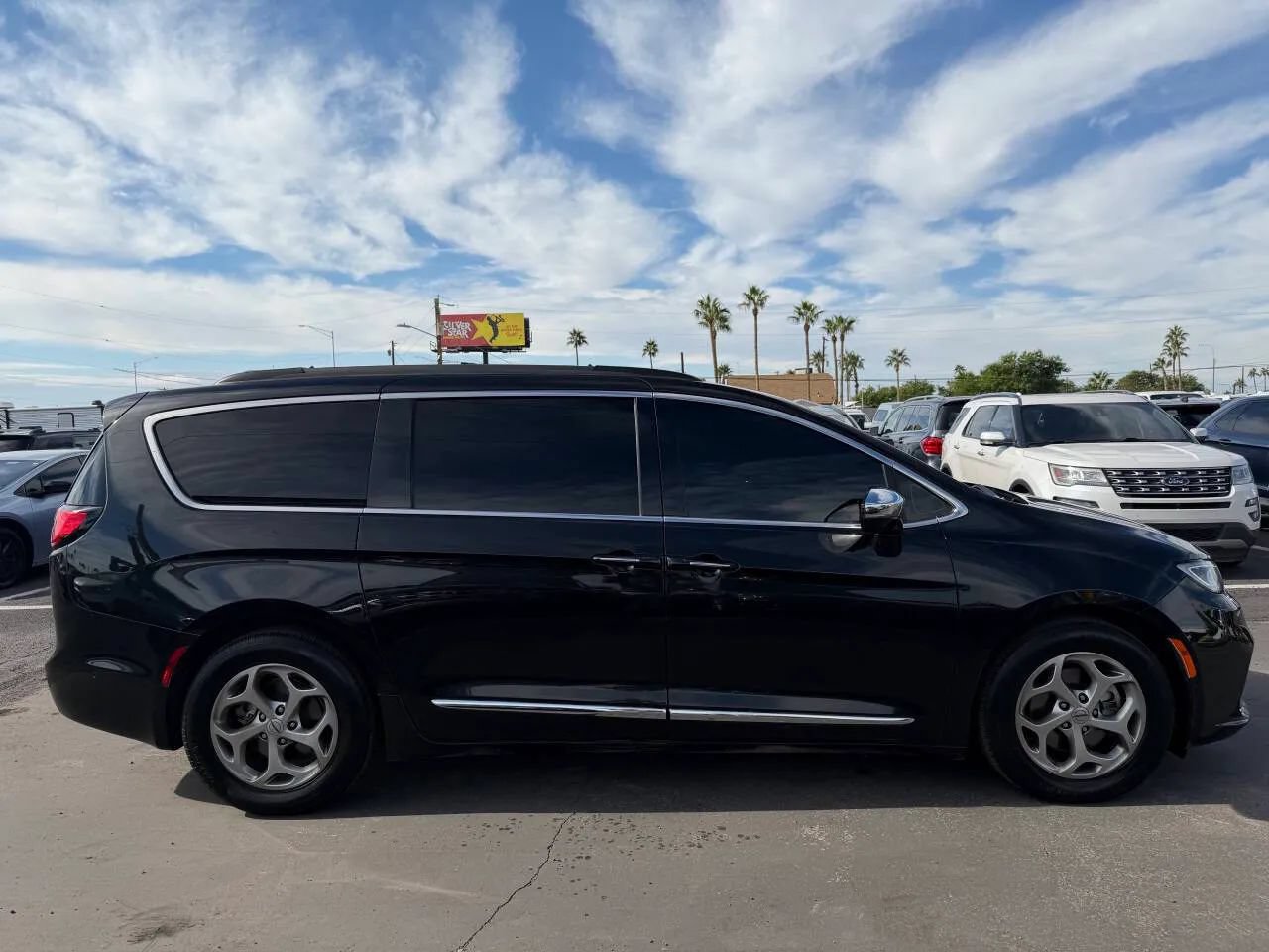 Used 2022 Chrysler Pacifica Limited FWD image 9