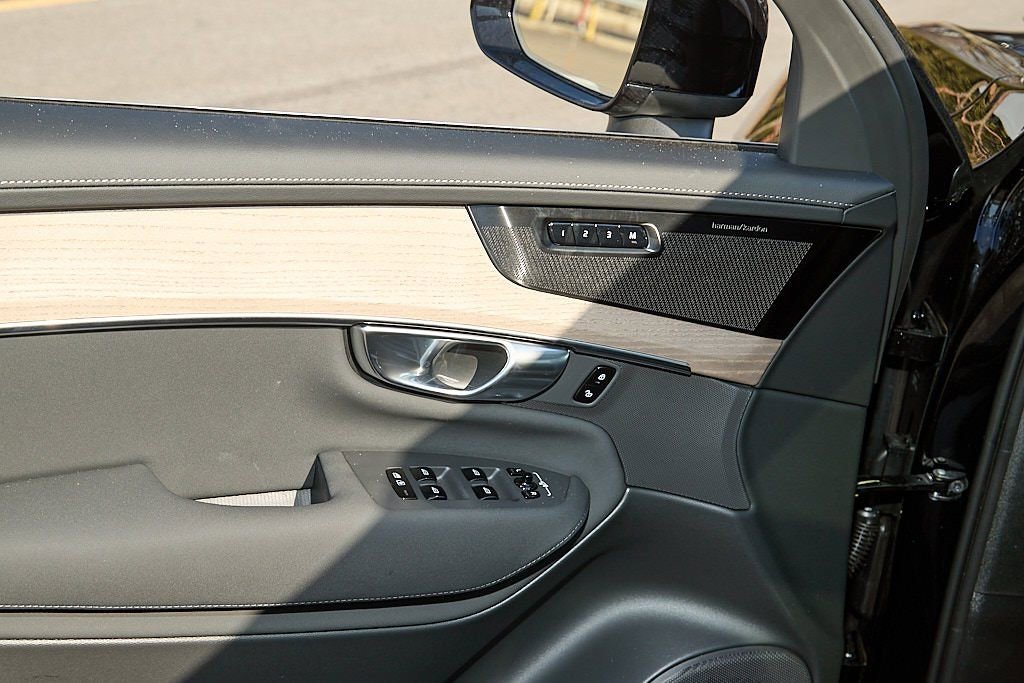 New 2026 Volvo XC90 B6 Plus w/ Protection Package Premier image 11