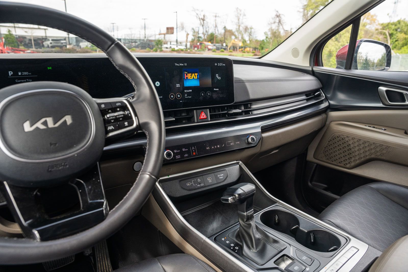 Used 2025 Kia Carnival image 28