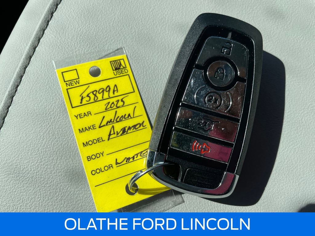 Used 2025 Lincoln Aviator Premiere w/ Jet Appearance Package image 11