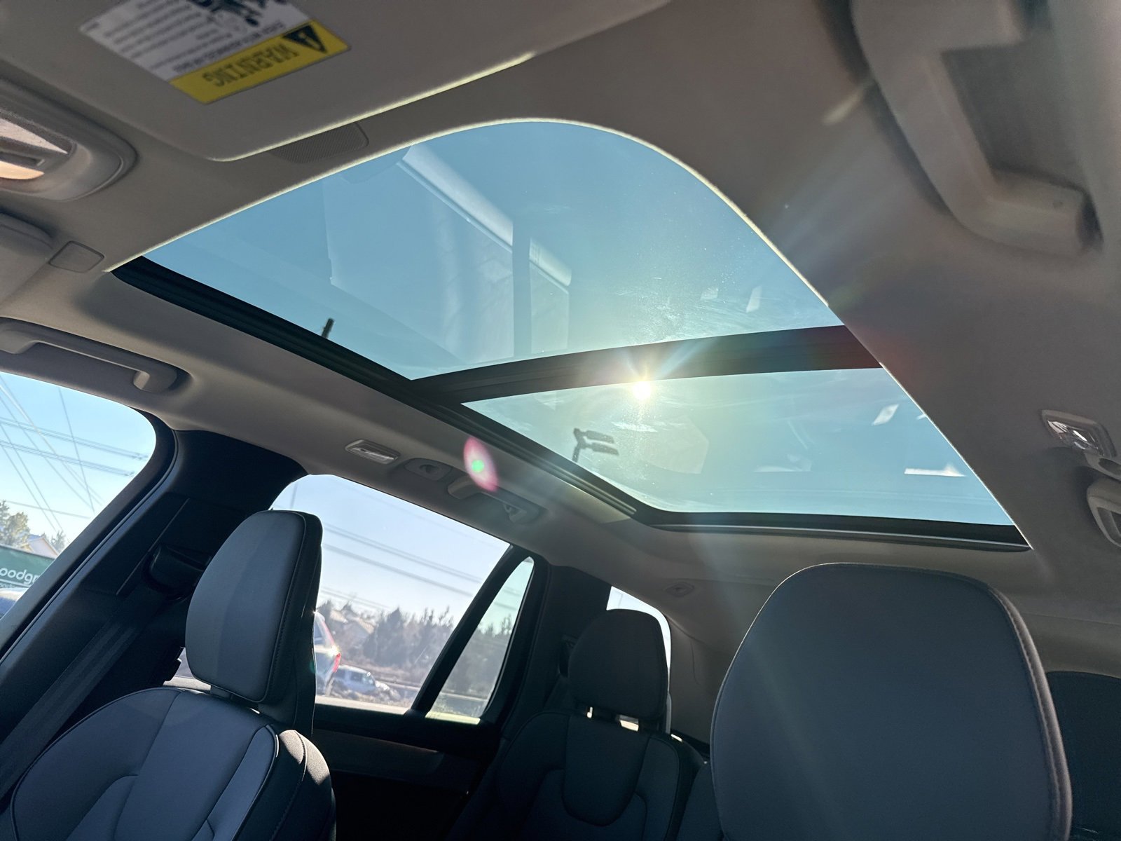 Certified 2025 Volvo XC90 B6 Plus image 27