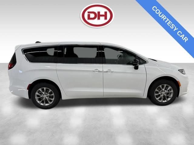 New 2026 Chrysler Pacifica Select AWD/4WD image 2