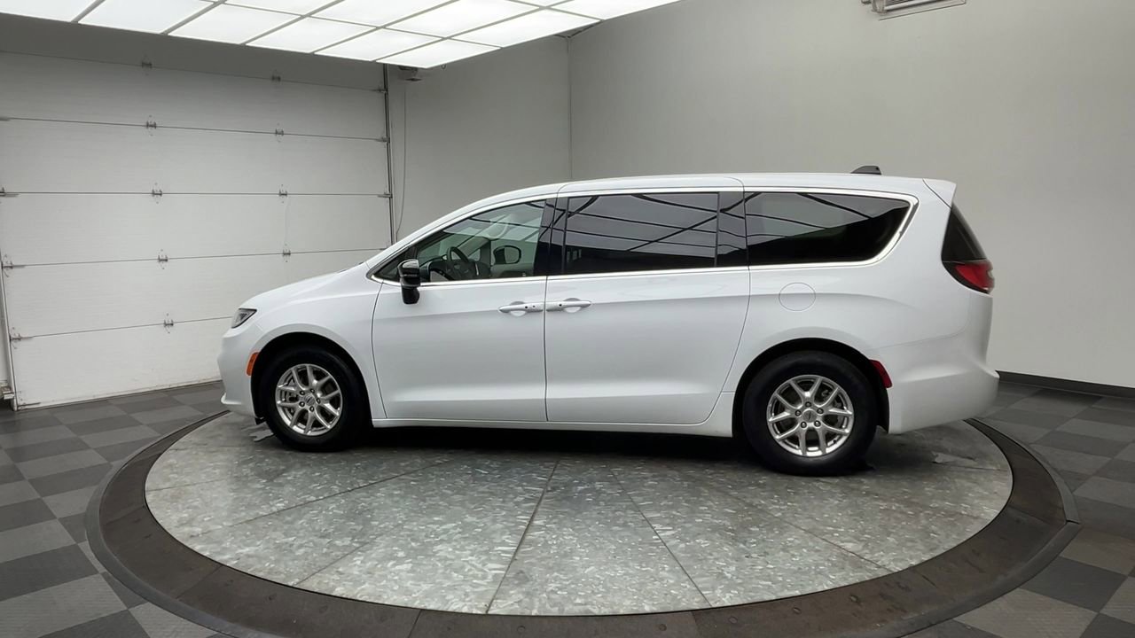 Used 2024 Chrysler Pacifica Touring-L image 35