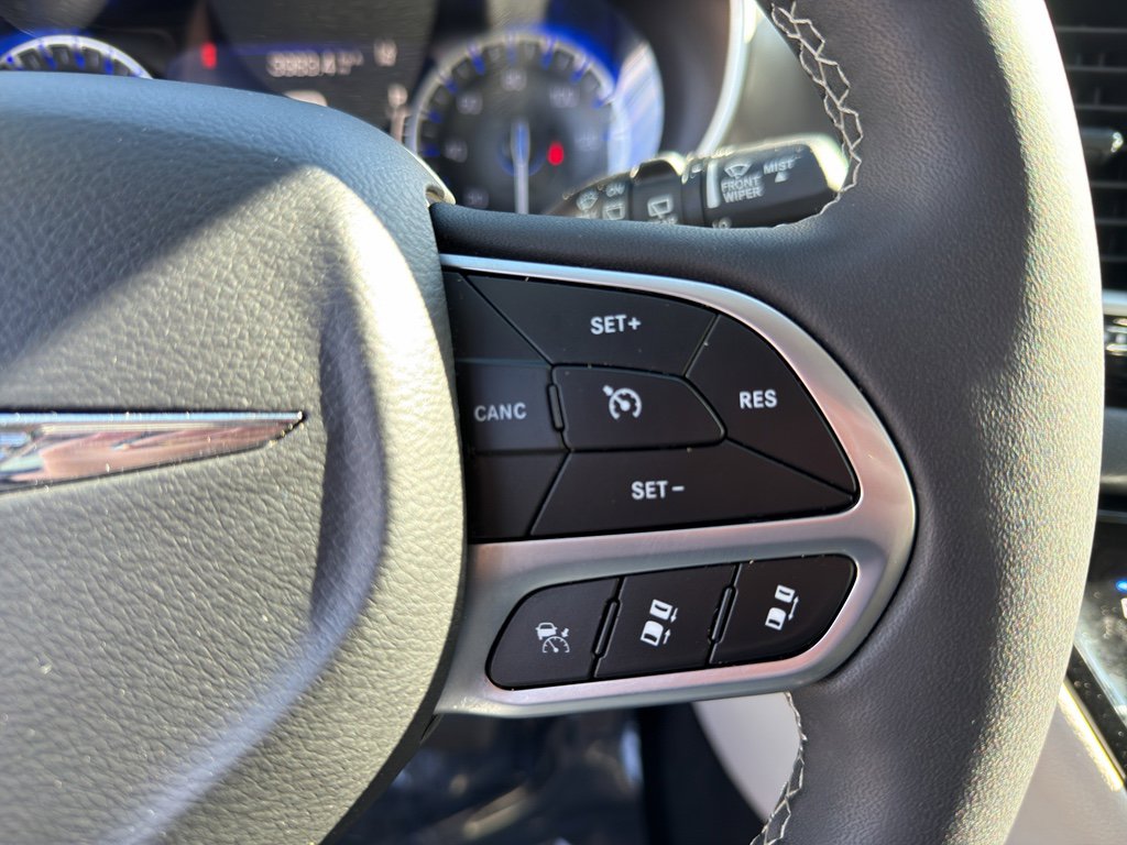 Used 2023 Chrysler Pacifica Touring-L image 18