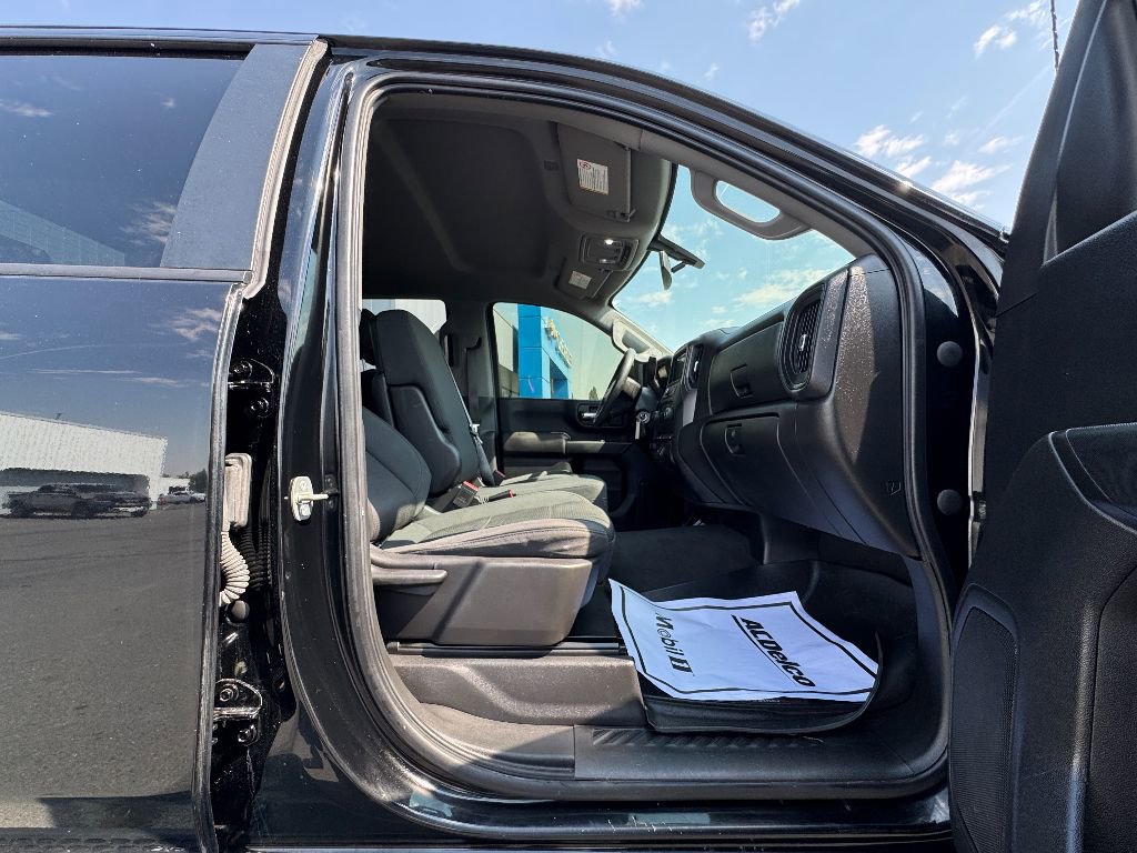 Used 2020 Chevrolet Silverado 2500 Custom w/ Custom Value Package image 12