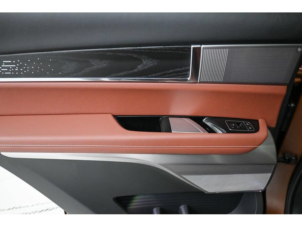New 2027 Cadillac Vistiq Platinum AWD/4WD image 13